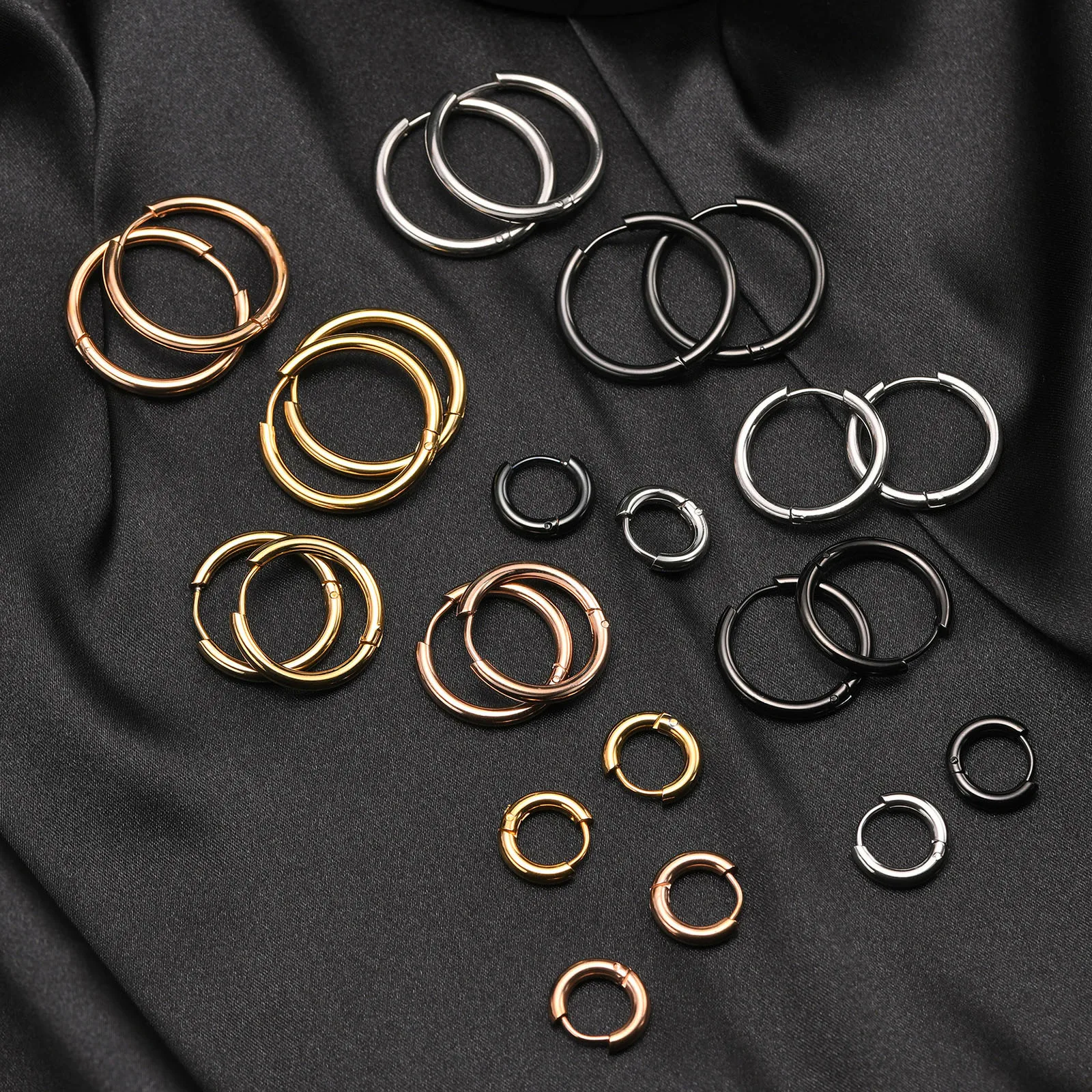3 Paia Orecchini A Cerchio Donna In Acciaio Chirurgico 316L, Larghezza 4mm, Diametro 13mm, Colori Oro Nero Argento, Con Astina Da 1mm