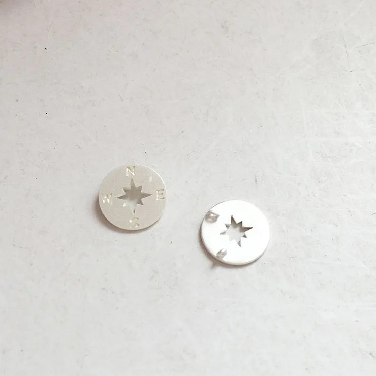 Одна деталь Премиум матовый с латунным покрытием круглое основание Charm Компас 11 8