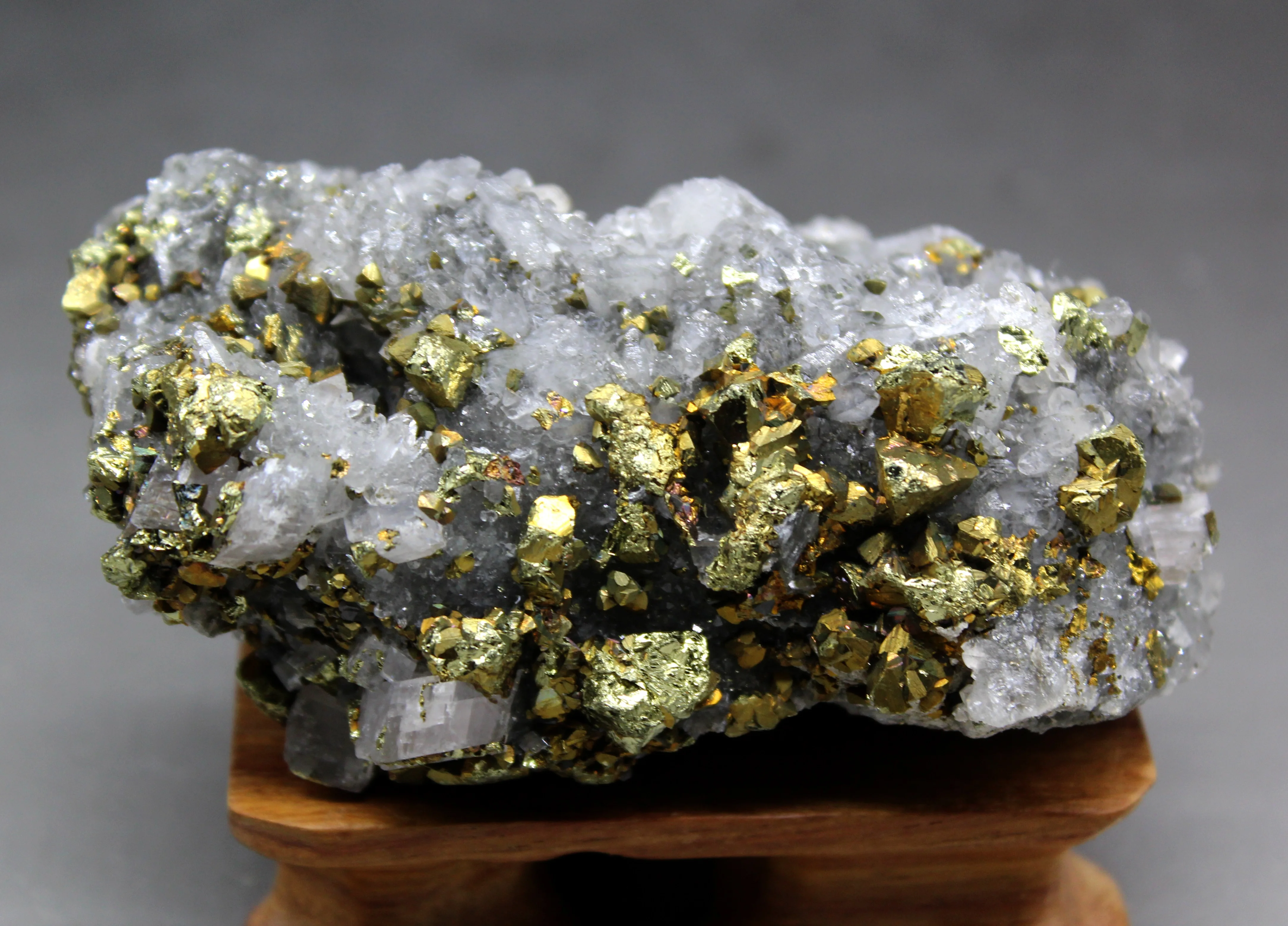 

362g Natural Shiny chalcopyrite and crystal symbiotic mineral crystal specimen Stones and crystals Rough quartz