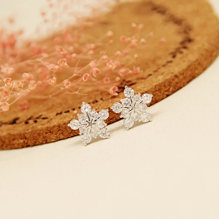 

Korean New Winter Trendy Elegant Shiny Zircon Snowflake Small Stud Earrings for Women Snowflake Christmas Earrings