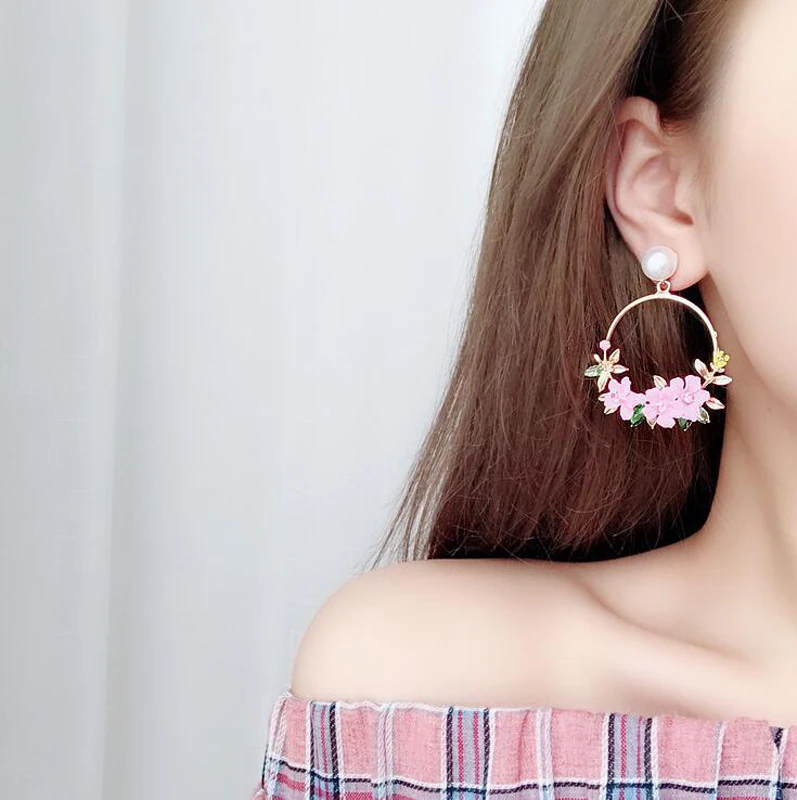 

QTWINDY Trendy Cute Pink Flower Earrings For Women Girls Jewelry Female Rhinestone Gold Metal Round Circle Stud Earrings Gifts