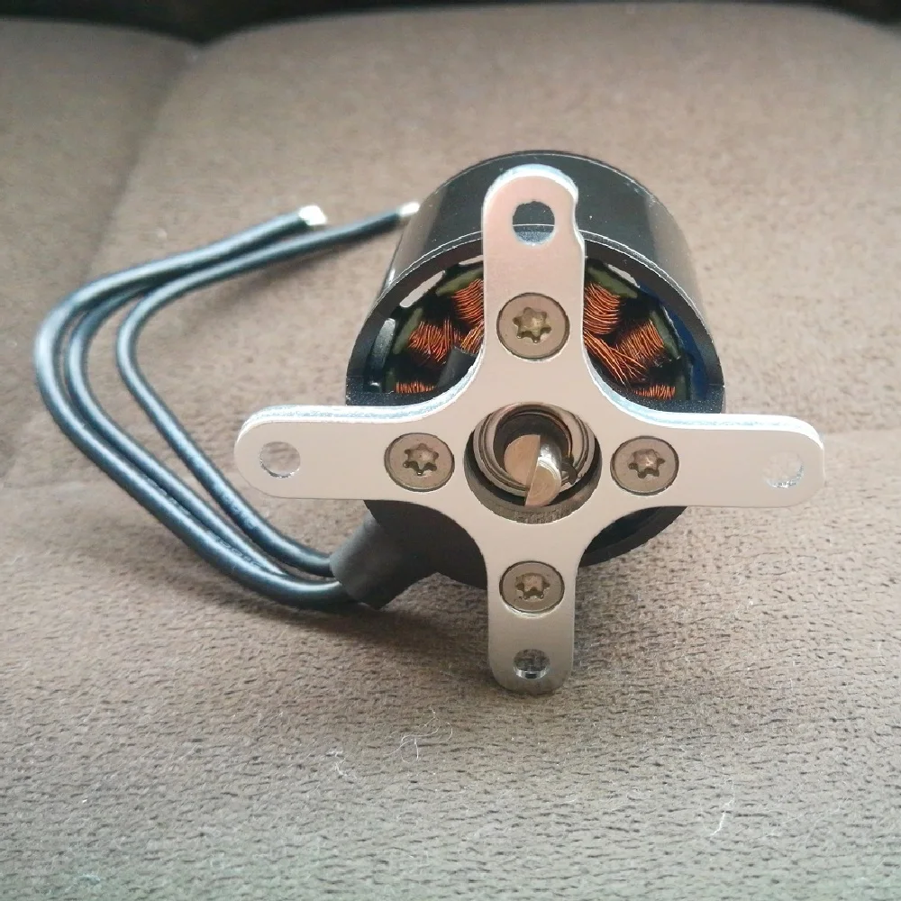 Gros plan sur le rotor du moteur Brushless 1000KV 129g pour RC, révélant les aimants et le bobinage en cuivre.