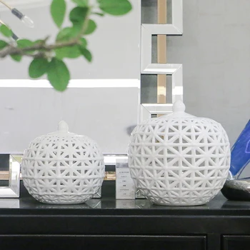 

Nordic White Hollow Ceramic Storage Jar Aromatherapy Furnace Living Room Bedroom Decoration Modern Home Decoration Accessories