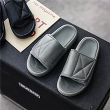 Мужские тапочки; дышащие полосатые Вьетнамки Kanye West; пляжные шлепанцы; красивые летние сандалии для мужчин