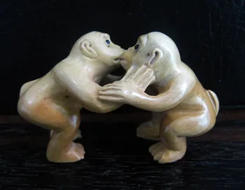 

Y3696 - 2 " Nice Quality Hand Carved Boxwood Netsuke: 2 Monkeys Kissing