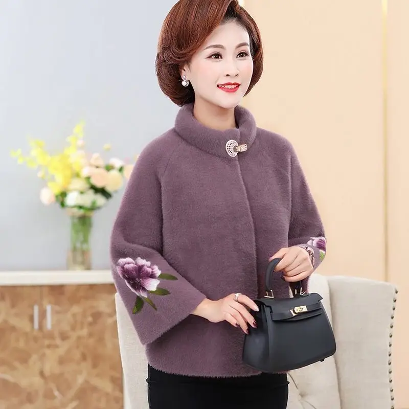 중년 어머니 봄 가을 옷, 노인 여성 짧은 코트, 겨울 밍크 벨벳 팜므 코트, 자수 가디건 55, 신상