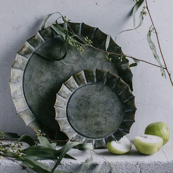 

2Pcs Floral Rim Handcrafted Rustic Bread Tray Round Iron Tray Retro Tray for Home Church Wedding Photography Decor(S,L)