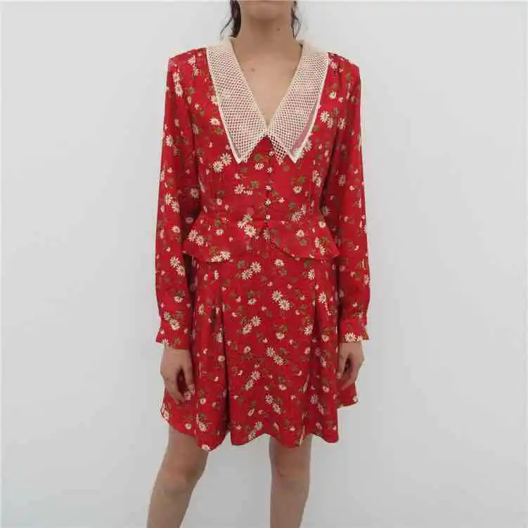 

2020 Spring Red Background White Daisy Vintage Print Ruffle V-Neck Women Dress
