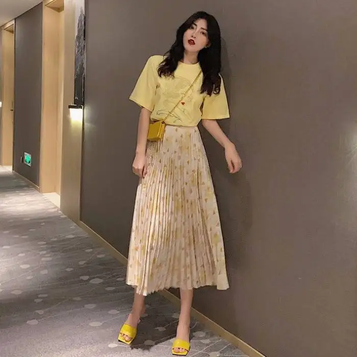 

Summer Women's Set] Embroidered Gold Silk Head Short Sleeve T-Shirt + Women's Satin Floral Pleated Skirt