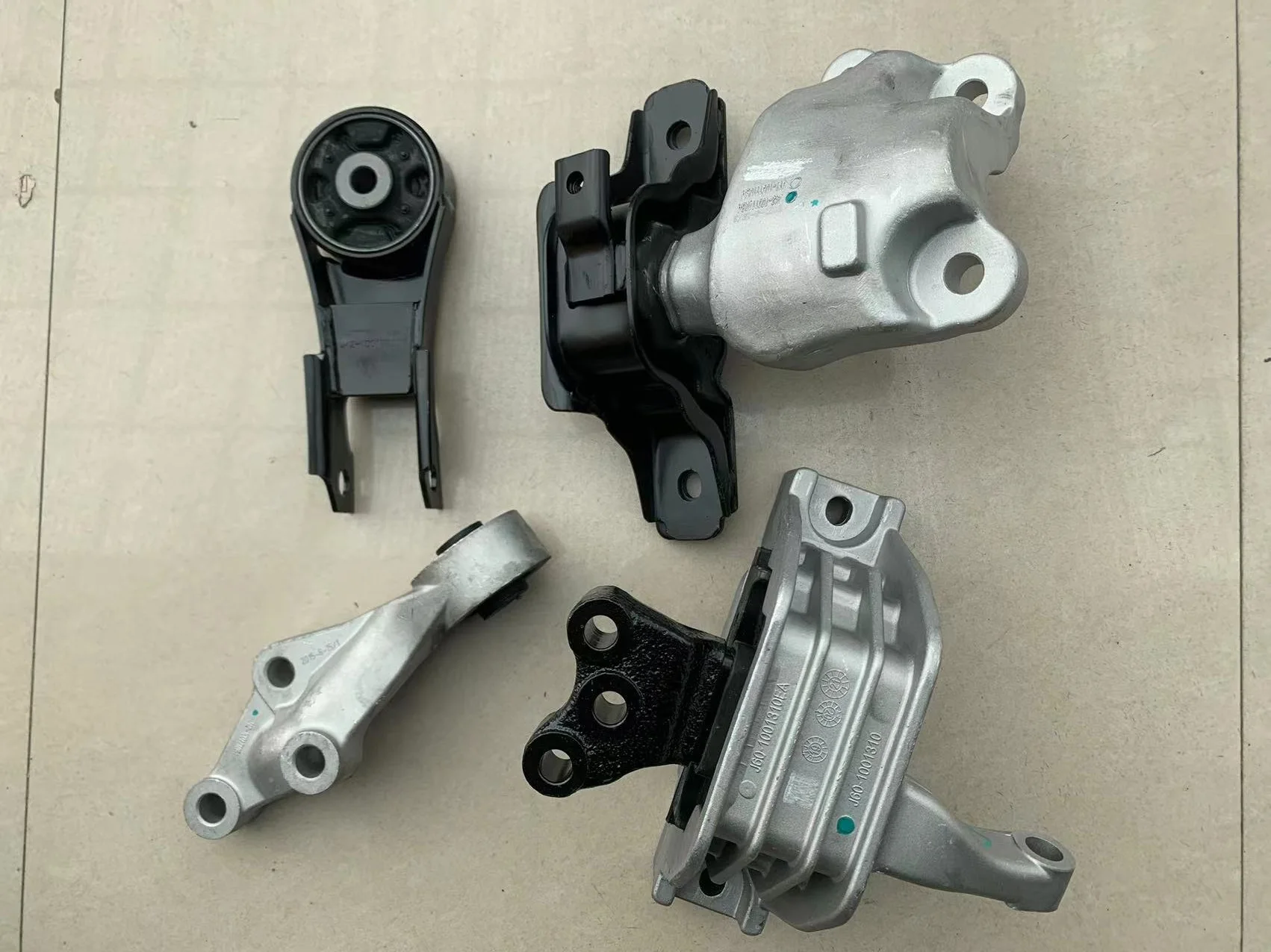 1pcs Engine Mounting rubber Bracket For Chinese Arrizo 5 1.5L AT engine Autocar cushion bush part J42-1001110BA / J60-1001310