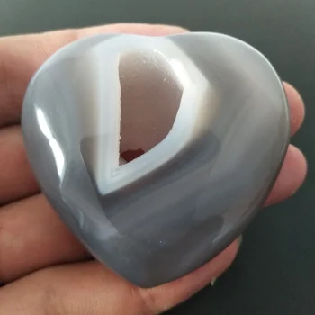 

A Natural stones and crystals cristal heart agate crystal cluster home decor palm stone very beautiful