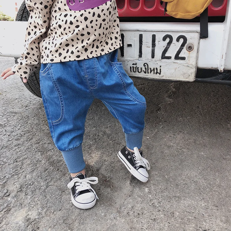 Хлопковые мягкие джинсовые штаны с завязками на лодыжке в Корейском стиле для девочек 2-7 лет, Повседневные детские джинсы для мальчиков
