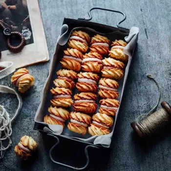 

Vintage Metal Storage Tray Retro Dessert Fruit Cake Bread Plate with Handle Home Kitchen Food Organizer Desktop Sundries Tray