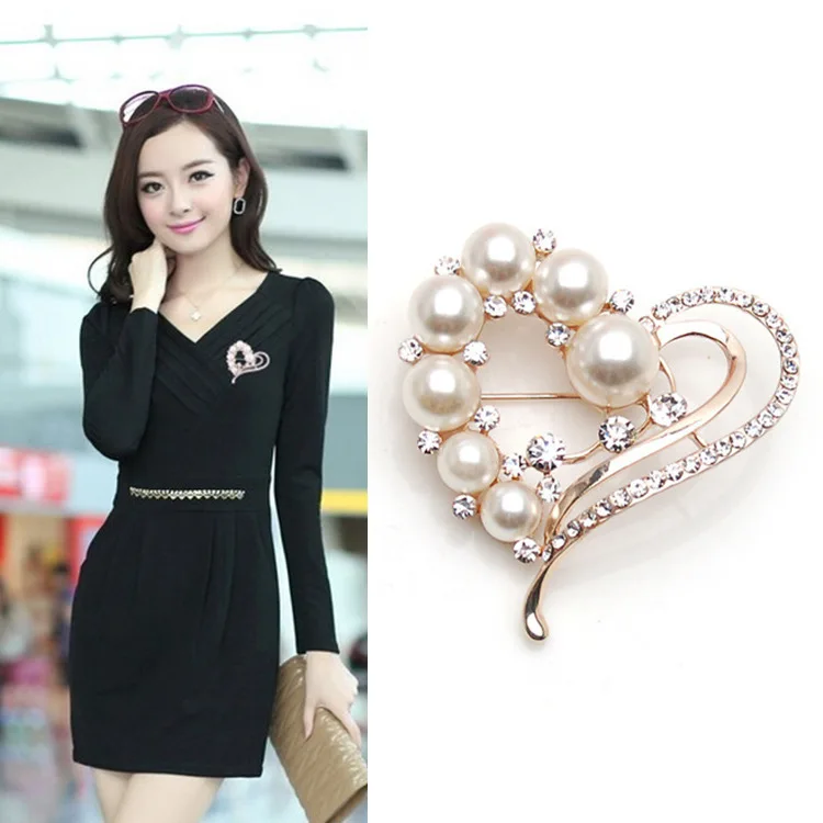 

South Korea Hot Sales New Products Creative Fashion Pearl Drilling Peach Heart Heart Brooch Women's Corsage Scarf Buckle Badge B