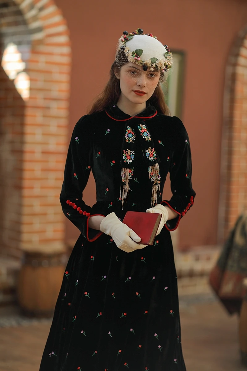 

LYNETTE'S CHINOISERIE Autumn Spring New Original Design Women Slim Waist Vintage Flower Embroidery Tassels Black Velvet Dresses