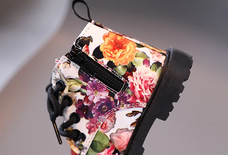 Botas à Prova Menina Couro Martin Dwaterproof Água Sapatos Moda Floral Padrão Zíper Roma Outono 2022 Coleção pu 11 Botas de couro martin de vaca com