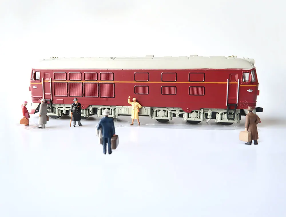 

1/87 Ho Scale Baggage Traveler Miniatures Figures Train Sand Table Model Scene Macro Photography Props Advertising Diorama