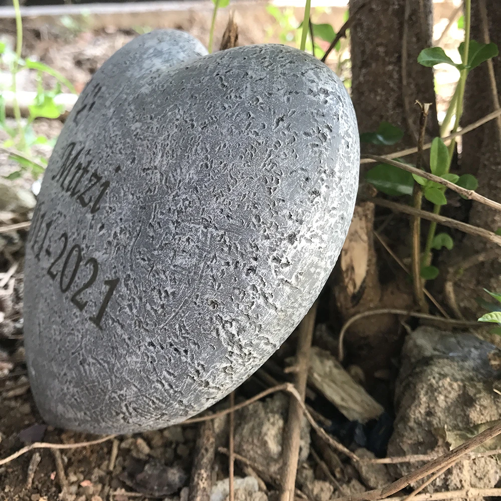 Engraving Heart-Shaped Pebbles Pet Memorial Resin Stone For Perfect Gorgeous Unique Pet Gift Ideas