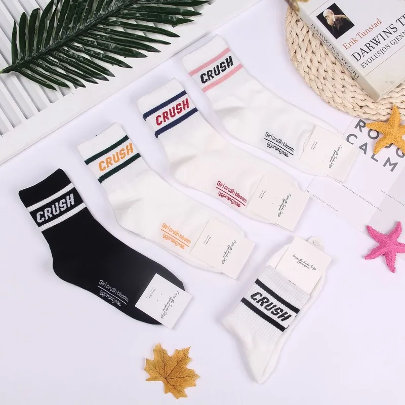 Корейские женские дышащие хлопковые носки в полоску с надписями; цвет черный, белый; модные повседневные спортивные уличные носки; сезон осень-зима