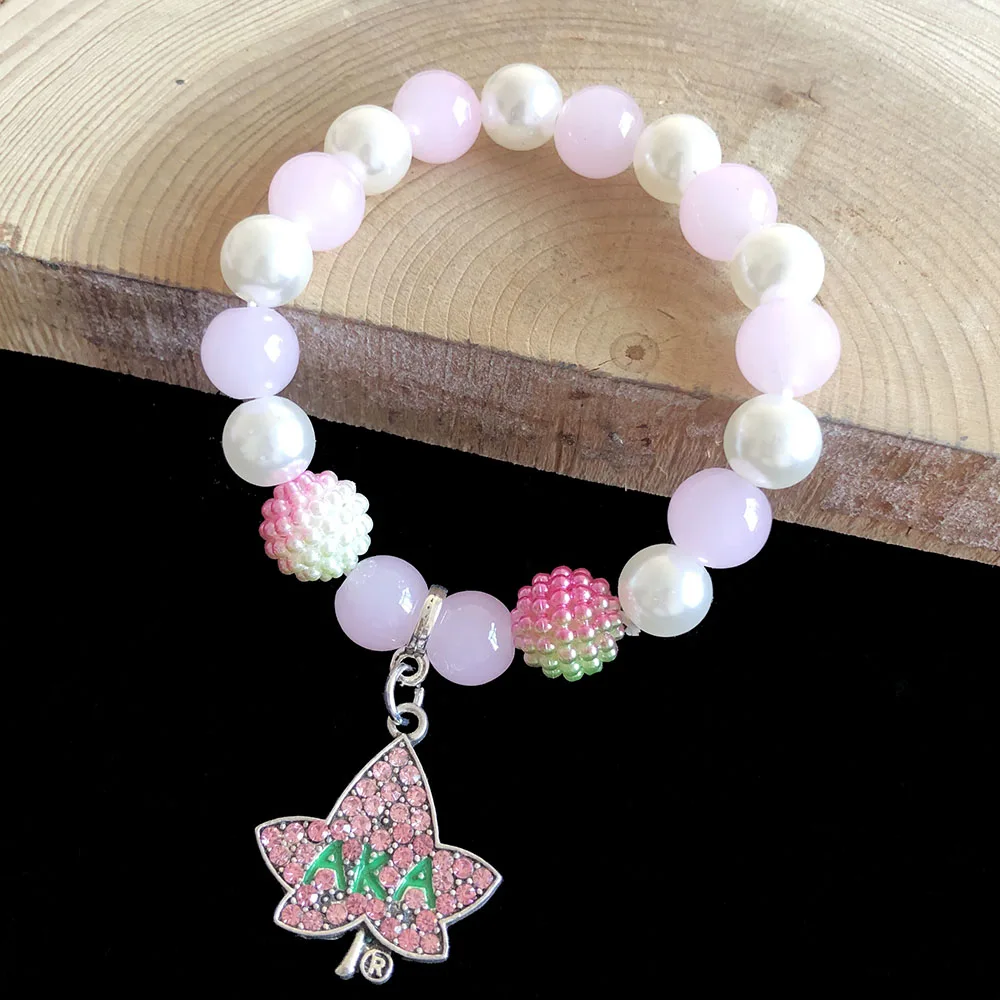 あなたにおすすめの商品 白い花の葉のブレスレット チャーム付きの