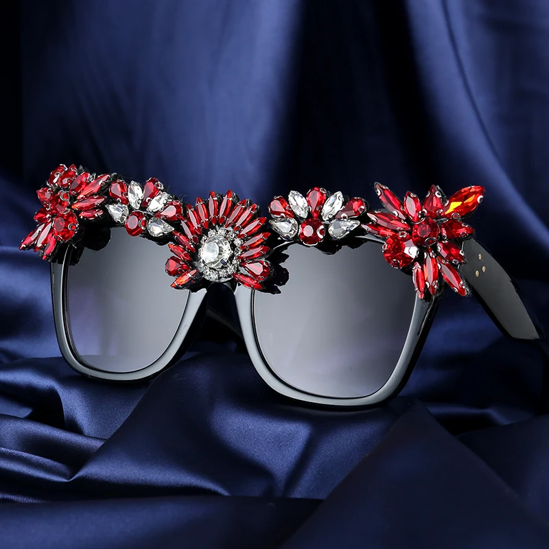 Goede Modeblad Ontwerp vrouwen Zonnebril oversize Rode Kristal Luxe zonnebril Koningin stijl Strass zonnebril Oculos