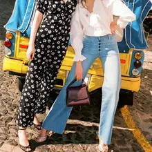 Потертые синие прямые джинсы с широкими штанинами и высокой талией спереди с ровным рядом пуговиц с двумя карманами; модные длинные брюки для женщин