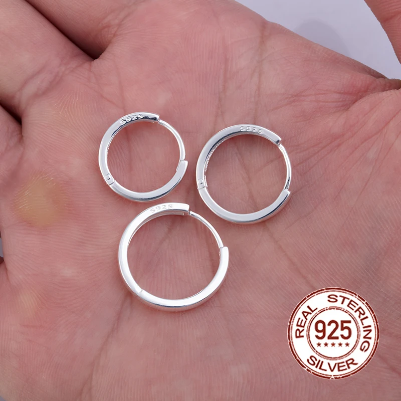 Orecchini Huggie in argento sterling: piccoli cerchi minimalisti