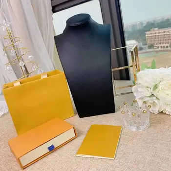 

Charm and originality; fashion and classic micro-labels; charming and sexy; the world is dominated by you