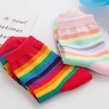 Новинка, женские носки, 1 пара, длинные хлопковые носки в радужную полоску, новинка, модные женские осенние носки
