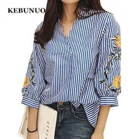 Blouses et chemises blanches décontractées à rayures et broderies florales pour femmes, hauts amples à manches trois quarts, col en V tendance 1