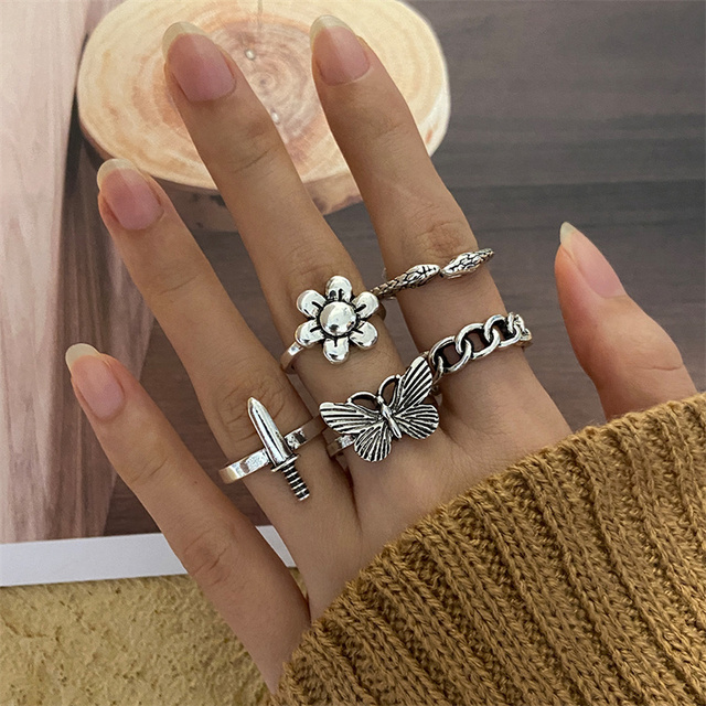Gothic Heart Ring Set for Women Black Dice Vintage Hip-Hop Silver Plated Retro Rhinestone Charm Butterfly Finger Jewelry