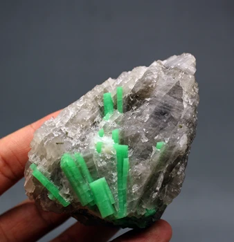 

211g Natural gem-grade green emerald mineral crystal specimens stones and crystals quartz crystals from china