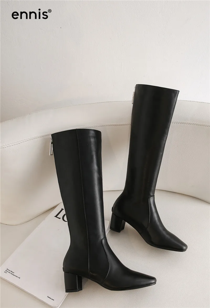 ENNIS/брендовые черные и белые сапоги до колена; женские сапоги на квадратном среднем каблуке; сезон осень-зима; модные высокие сапоги на молнии; женская обувь; L922