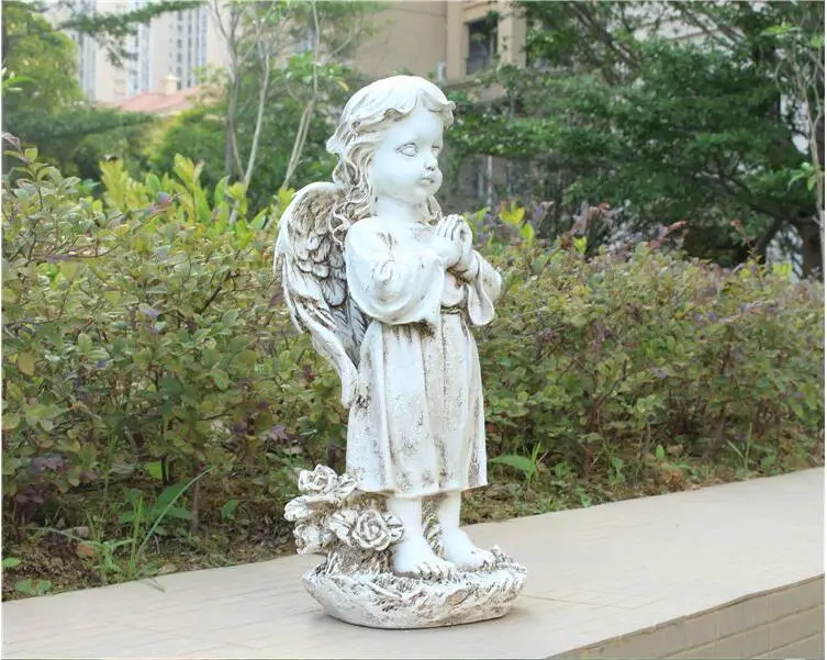 Statue Ange jardin Posée