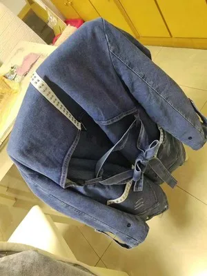 gola de pele selvagem, jeans solto com