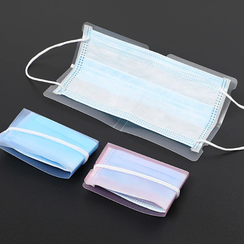 Étui de transport pliable pour masque jetable, à moitié ouvert, montrant l'intérieur vide, protection anti-poussière.