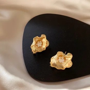 

New Retro Style Temperament Wild Irregular Metal Flower Pearl Stud Earrings For Female Elegant Accessories