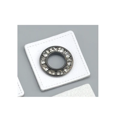 White black eyelet 30 шт./лот 27 мм квадратный белый ПУ кожа пришить значки патч этикетки+ 17 мм Стразы металлические латунные люверсы - Цвет: White black eyelet