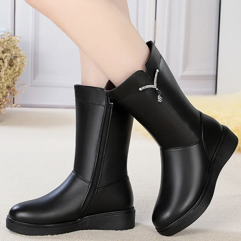 Leather and wool boots, flat-bottomed and velvet thick leather boots, flat-heeled warm women's boots, plus size cotton boots.