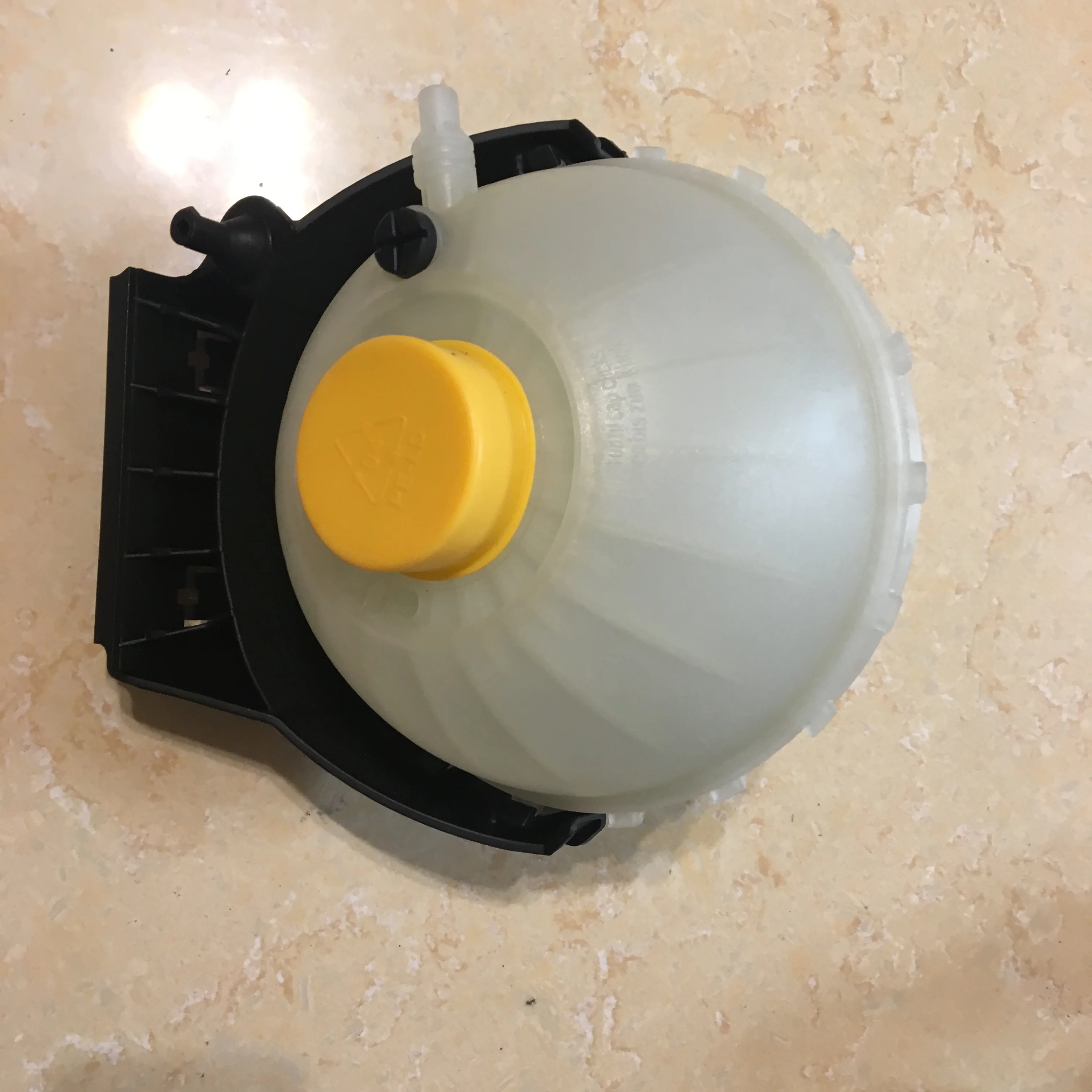 17137642158 Radiator Coolant Overflow Tank Recovery Bottle for BM F22 F23 F30 F32 F34 expansion for F20