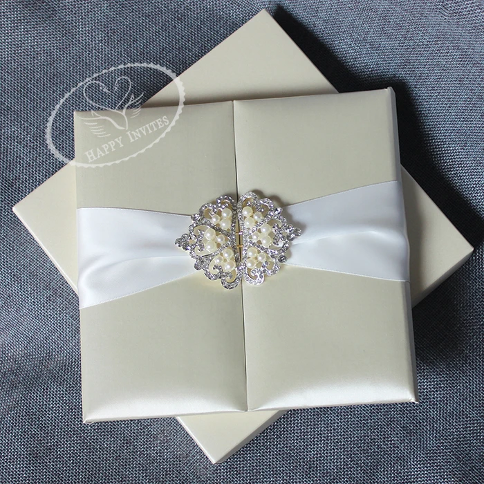 HI2003-10 Custom Gate-Fold Style Silk Folio Wedding Invitation with Ribbon and Brooch Factory Price More Colors Optional