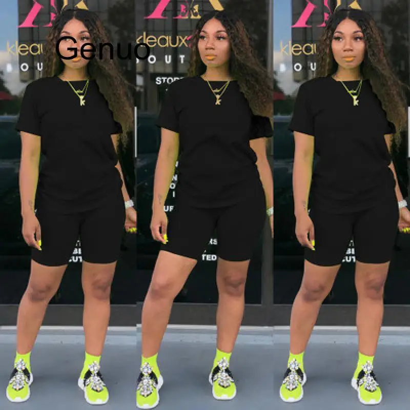 Twee Stuk Effen Kleur Vrouwen Kleding. Korte Mouwen Ronde Hals T-shirt En Strakke Shorts. Eenvoudige Stijl Trainingspak Outfit