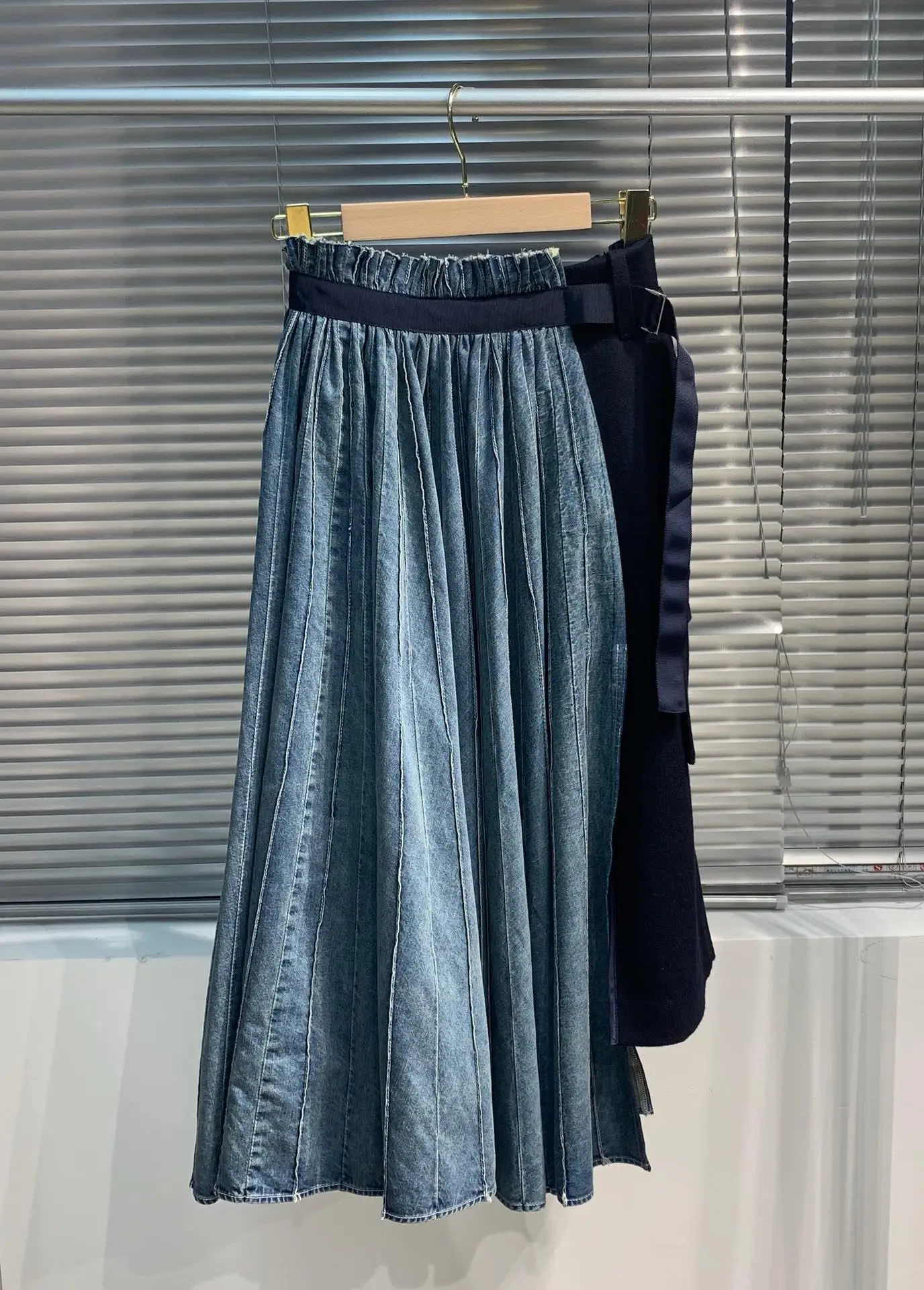 

2019 new ladies fashion sexy irregular denim stitching pleated buckle belt waist skirt 0906
