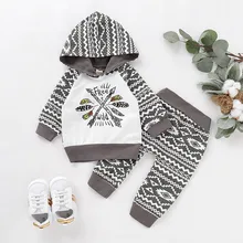 Комплекты одежды с геометрическим рисунком для маленьких мальчиков футболка с капюшоном и надписью для новорожденных мальчиков Топ+ штаны комплект одежды для малышей