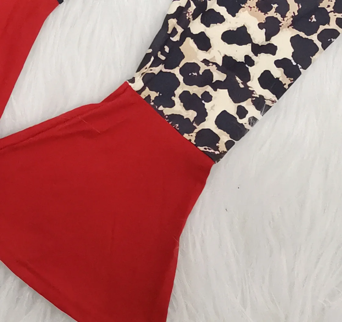 Комплекты одежды на День святого Валентина для маленьких девочек; рубашка с рукавами и леопардовым принтом в виде сердца; брюки-клеш; комплект одежды из 2 предметов