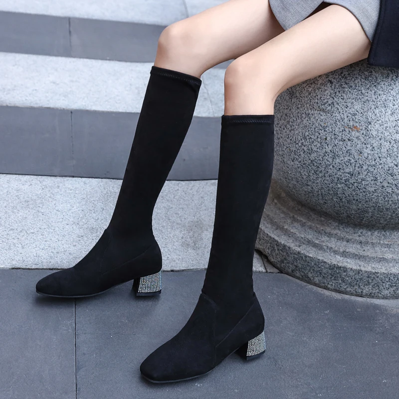 Черные эластичные замшевые сапоги до колена; женские высокие сапоги с квадратным носком на среднем каблуке со стразами, украшенные стразами;