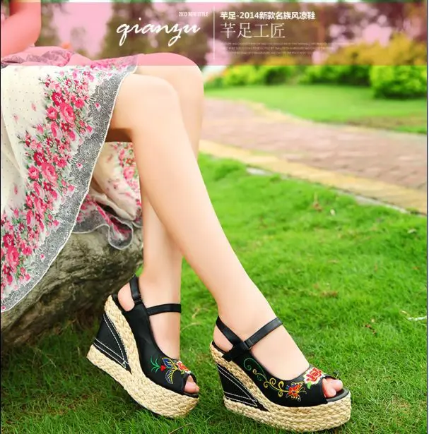 

2019 Summer Ethnic-Style High-Heel Fish Mouth Embroidery Sandals Waterproof Platform Platform Thick Bottomed Straw Slanted Heel