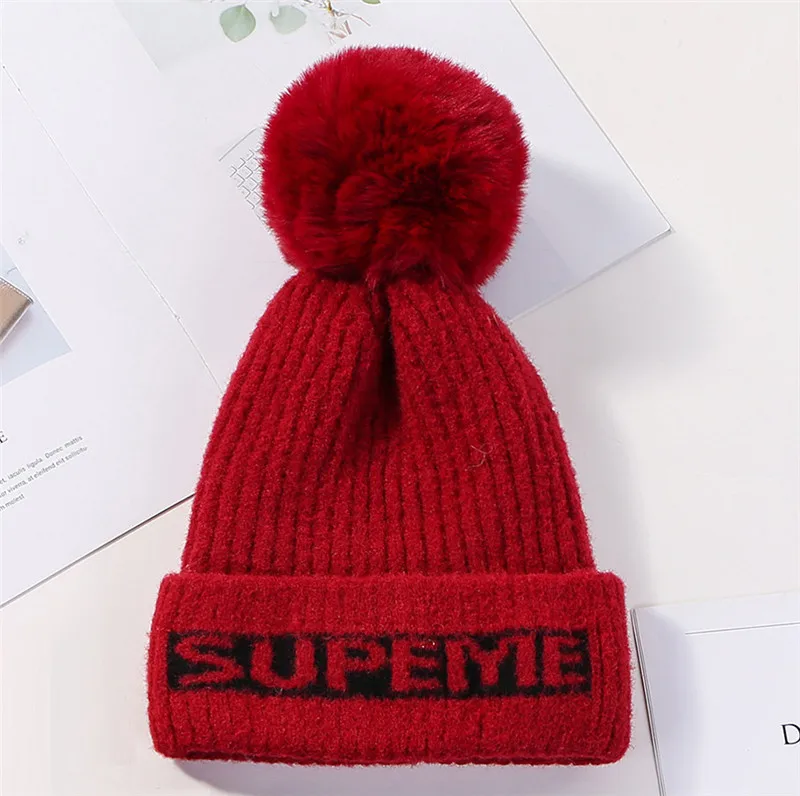 USPOP Новая модная зимняя женская шапка с буквенным принтом skullies, бархатные шапки с подкладкой, толстые теплые вязаные шапки, Повседневные шапки с буквенным помпоном - Цвет: Красный