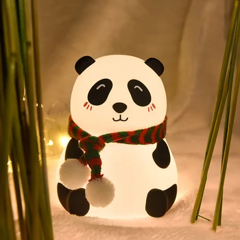La lampe en forme de panda est très décorative et fantaisiste. C'est un ajout parfait à la chambre de votre enfant, surtout si vous aimez les animaux, ne vous inquiétez pas le design ne sera pas en conflit avec le reste de votre décoration. Votre petite fille va absolument adorer cette lampe, elle a une forme mignonne ressemblant à celle d'un petit Panda. Cette lampe a quatre jambes qui reposent sur deux bras, et on dirait que la petite créature se tient sur ses quatre jambes, ce qui la fait ressembler à un Panda. Ce modèle peut être placé dans n'importe quelle pièce de votre maison ou, si vous avez plus d'espace, vous pouvez le mettre dehors. Ce type de lampe est tellement fonctionnel qu'il ne ressemble même plus à un animal, il n'a pas sa place. Votre enfant va adorer cette lampe parce qu'elle est très différente des autres décorations d'animaux qui existent et qu'il pourrait recevoir. Il va adorer être à nouveau un enfant, sans se soucier de la couleur des murs. Votre enfant peut avoir sa propre décoration d'animaux qui n'entrera pas en conflit avec quoi que ce soit. La chambre de votre enfant est son château, c'est là qu'il passe des heures chaque nuit. Vous ne voulez pas qu'il passe son temps précieux à faire des choses qui n'ont pas d'importance pour vous, la décoration de sa chambre n'est pas du tout nécessaire, en fait, cela devrait être le contraire. Avec une lampe en forme de panda, votre enfant disposera d'un bel objet décoratif qui, en plus d'être beau, le rendra heureux. Si votre enfant aime les animaux, c'est la décoration animale parfaite pour lui.