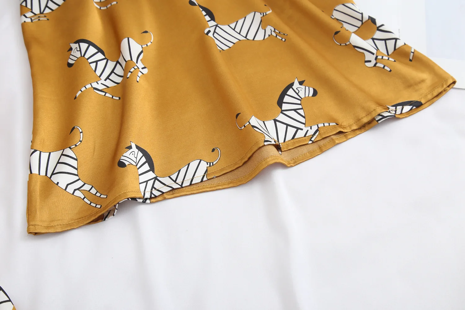 Весенняя женская лед Шелковая пижама наборы со штанами атласная пижама с принтом зебры женская сексуальная спагетти ремень Пижама 3 шт. домашняя одежда